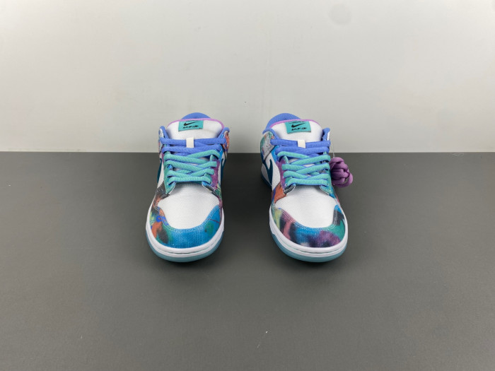futura laboratories x nike dunk low sb