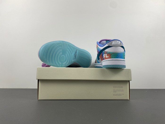 futura laboratories x nike dunk low sb