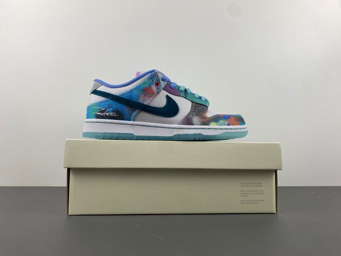 futura laboratories x nike dunk low sb