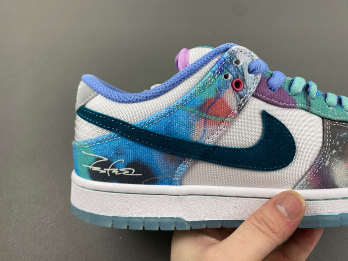 futura laboratories x nike dunk low sb